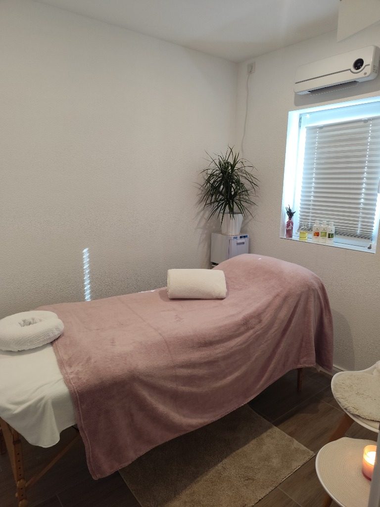 Vorbereitete Liege im Massageraum von Olga Just